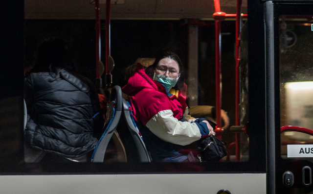 Maske koronavirüsü engellemiyor! Ölümcül virüs başka yollarla da bulaşabiliyor - Resim: 0