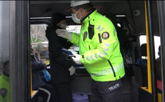 Koronavirüsten ceza yiyen minibüs şoförü: Dayanamadım aldım - Resim: 0