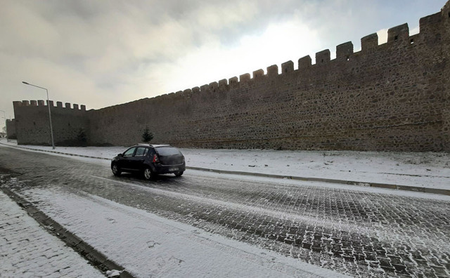 Gören şaştı kaldı! Ardahan'a mevsimin ilk karı yağdı - Resim: 0