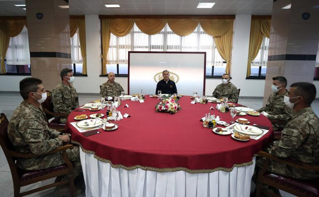 Milli Savunma Bakanı Hulusi Akar: 1 Ocak'tan itibaren 988 terörist etkisiz hale getirildi - Resim: 0