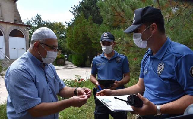 Sivas'ta imam cami bahçesinde bulduğu altınları polise teslim etti - Resim: 0