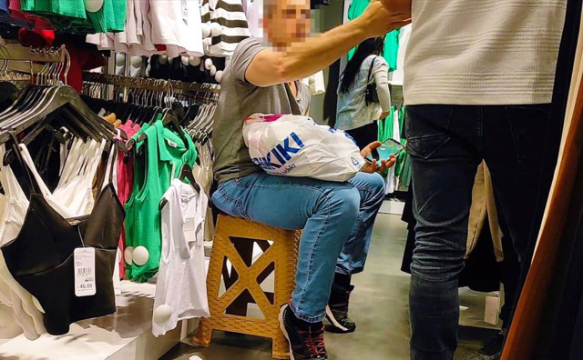 Kadın mağazası önünde eşini bekleyen müşteriye 'İçeriyi mi gözetliyorsun' deyince... - Resim: 0