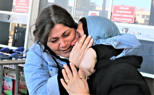 Antalya'ya getirildiler! Depremzede annesini görünce kendini tutamadı - Resim: 2