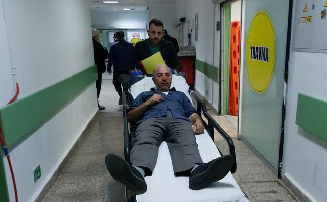 Ev sahibi ile kiracı birbirine girdi! Sopalı ve bıçaklı kavgada 8 kişi hastanelik oldu - Resim: 2