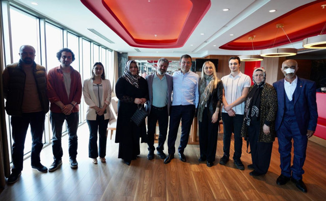 Ekrem İmamoğlu, taşlı saldırıda yaralanan vatandaşlarla buluştu - Resim: 2