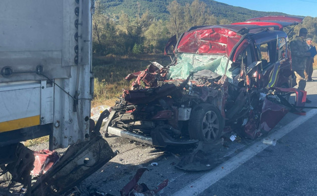 Anne, baba ve 17 yaşındaki kızlarının ölümü sevenlerini yasa boğdu! Gözyaşlarıyla uğurlandılar - Resim: 2
