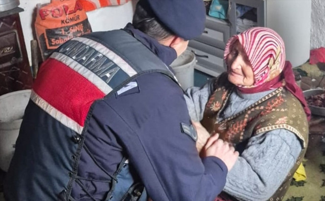 Çorum'da oğlunun "bakamam" dediği yaşlı kadın huzurevine yerleştirildi - Resim: 0