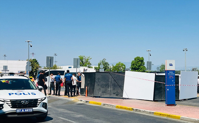 Antalya Havalimanı'nda dehşet! Emekli polis genç kadını başından vurdu - Resim: 0