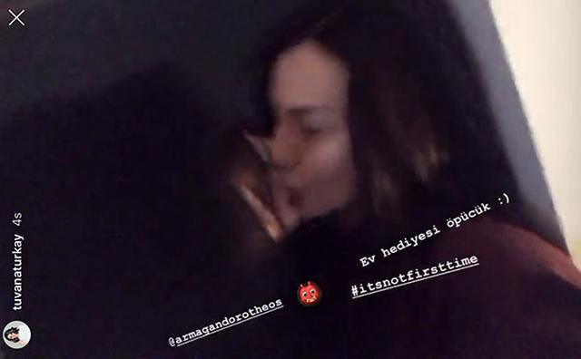 Tuvana Türkay'ın bir kadınla dudak dudağa öpüştüğü anlar olay oldu  - Resim: 2