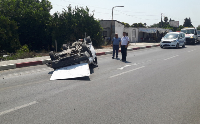 Mersin'de 6 takla atıp karşı şeride geçen araçtan sağ çıktı! - Resim: 0