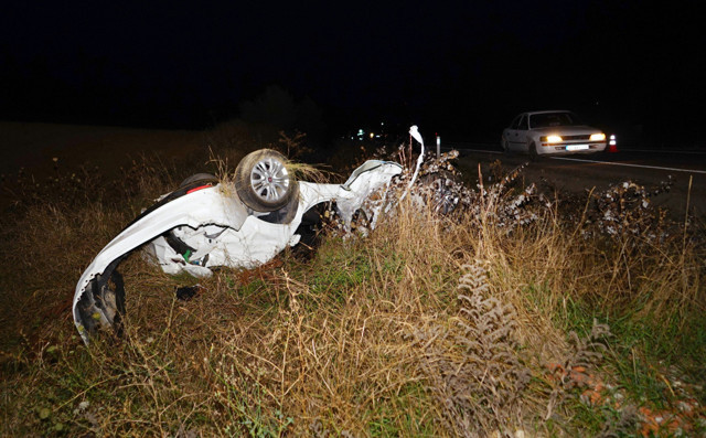 Takla atan otomobil şarampole yuvarlandı: 2 ölü - Resim: 1