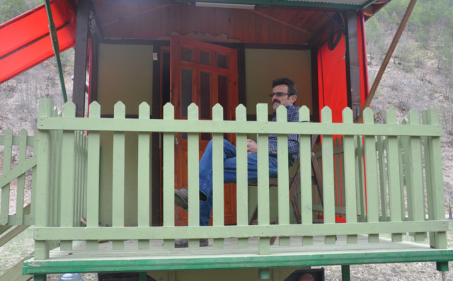 Gümüşhane'de salgından kaçtı karavan yaptığı kamyonette yaşıyor - Resim: 0