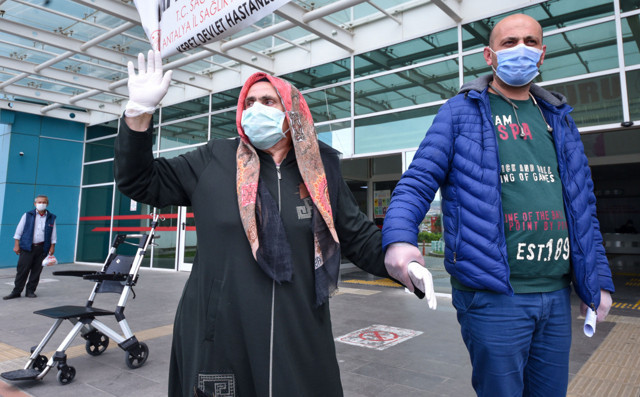 Antalya'da koronavirüsü yenen kadın: Çift geldim tek gidiyorum - Resim: 1