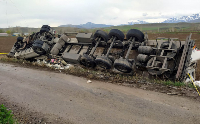 Erzincan'da TIR devrildi sürücüsü can verdi - Resim: 0
