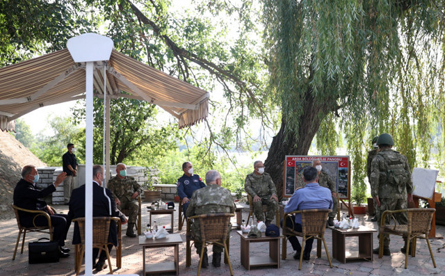 Hulusi Akar ve komutanlar Yunanistan sınırında! 'Boş hayaller peşide koşmayın' - Resim: 2