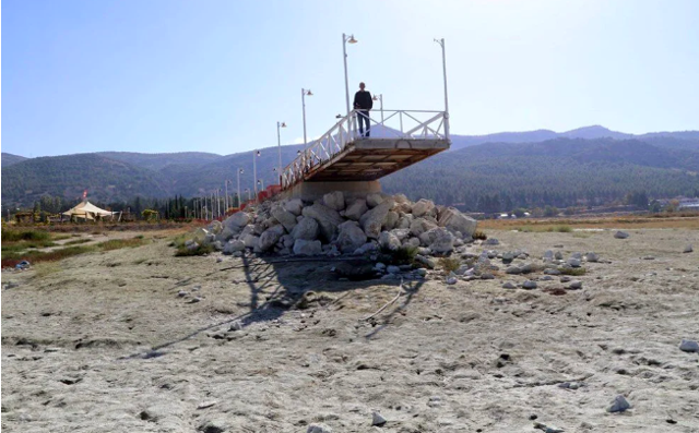 Burdur Gölü'nde korkutan görüntü! Göl iskeleden 18 cm uzaklaştı - Resim: 1