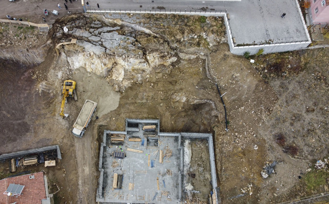 Ankara'da toprak kayması: 10 katlı bina tahliye edildi - Resim: 1