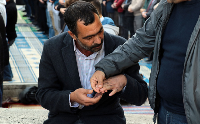 Engelli taklidi yapan dilencinin 2 saatte topladığı para herkesi şoke etti! - Resim: 1