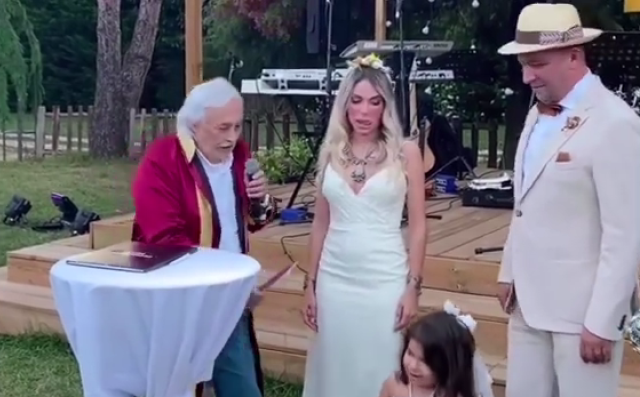 Şevket Çoruh 5 yıllık eşiyle düğün yaptı! 'Nikah memuru' olan Müjdat Gezen'in esprisi gülmekten kırdı geçirdi - Resim: 4