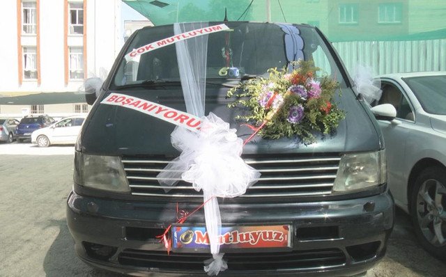 Malatya'da 13 yıllık eşinden boşanmaya düğüne gider gibi gitti - Resim: 0