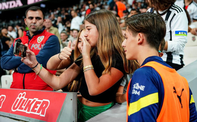 Vodafone Park'ta Arda Güler'e yoğun ilgi! Tek tek fotoğraf çekildiler - Resim: 0