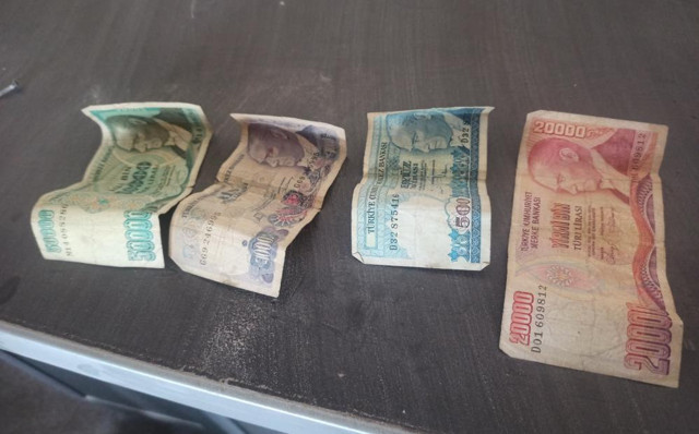 Biriktirdiği paraları yıllar sonra buldu! Bakın nereden çıktı - Resim: 0