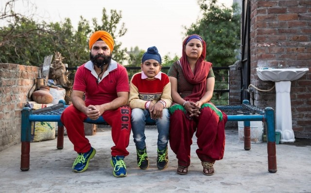 İnanılır gibi değil! Sakalıyla kadını kaldırdı - Resim: 1