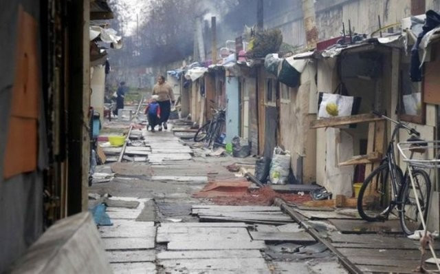 Her yıl turist yağıyor! Çingenelerin inşa ettiği köy - Resim: 3