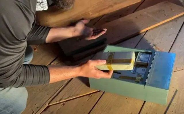 Yıllardır servetin üstünde yatmışlar! Evin parkelerinin altından tomar tomar binlerce dolar çıktı - Resim: 4