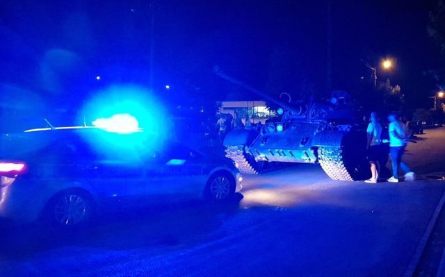 Polonya'da alkolü fazla kaçıran gençler tankla tur attılar - Resim: 0