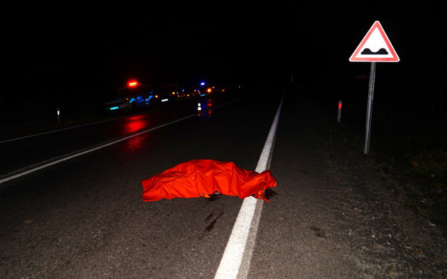 Takla atan otomobil şarampole yuvarlandı: 2 ölü - Resim: 0