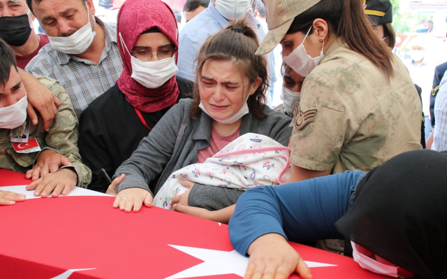 Şehit Astsubay Sinan Aktay düğün yıl dönümünde son yolculuğuna uğurlandı - Resim: 1