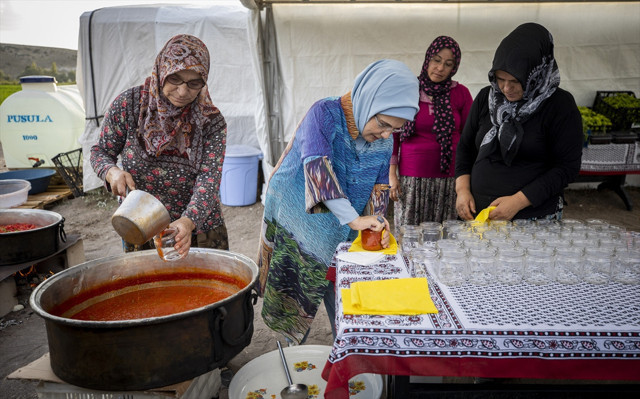Her hafta sonu evde pişiyormuş, Emine Erdoğan, çiftçi kadınlarla birlikte toplayıp yaptı - Resim: 2