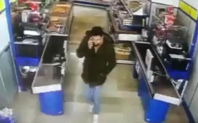 Hepsini pantolonunun içine doldurdu! Yakalanmayacağını sandı ama... - Resim: 0