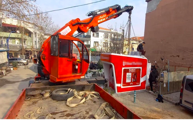 Mahalleye ATM geldi davulla zurnayla göbek atarak kutladılar - Resim: 0