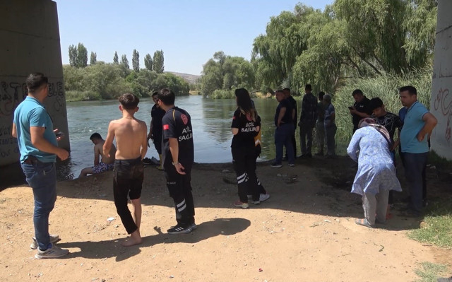 Kızılırmak bir kişiyi daha yuttu: Suya giren 22 yaşındaki genç gözden kayboldu! - Resim: 1