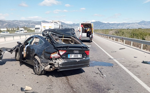 Antalya'da otomobil ile kamyonet çarpıştı: 1 ölü, 2 yaralı - Resim: 0