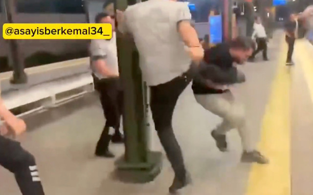Marmaray'da tekme ve yumruklu kavga! Müdahale eden güvenlik görevlisi de saldırıya uğradı - Resim: 1