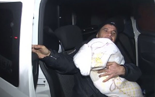 Önce ekmek bıçağıyla karısına saldırdı sonra bebeği rehin aldı!  - Resim: 1