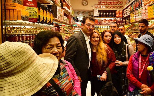 İBB Başkanı İmamoğlu Ramazan alışverişi için Eminönü'nde! - Resim: 0