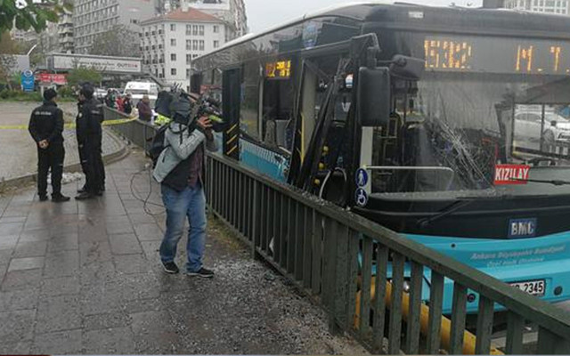 Ankara'da halk otobüsü kaza yaptı 10 yaralı - Resim: 0