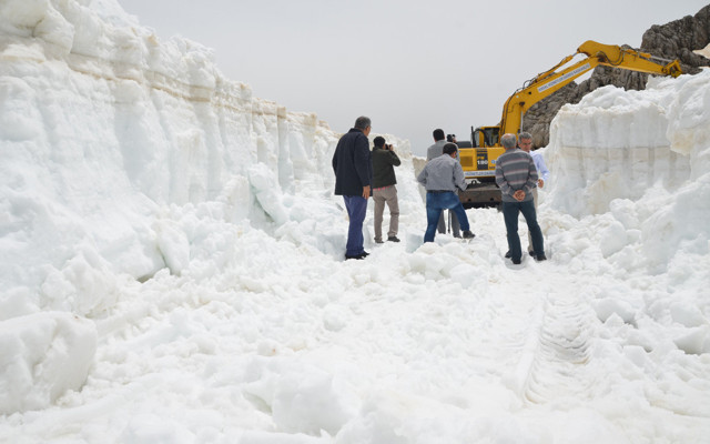 Antalya Büyükşehir Belediyesi karla mücadele ediyor - Resim: 0