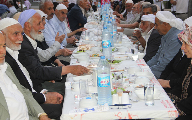 Asırlık çınar Cumhurbaşkanı ile görüşmesini anlatarak insanları kahkahaya boğdu - Resim: 0