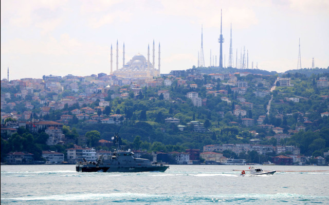 Rus savaş gemisi çekilerek Boğaz'dan geçti - Resim: 0