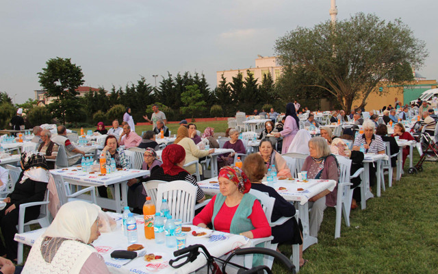 İBB huzurevi sakinleri ve gönüllüleri iftarda buluştu - Resim: 1