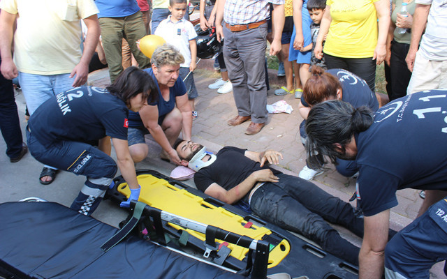 Adana'da yaralının oğlu olduğunu gören kadın gözyaşlarını tutamadı - Resim: 0