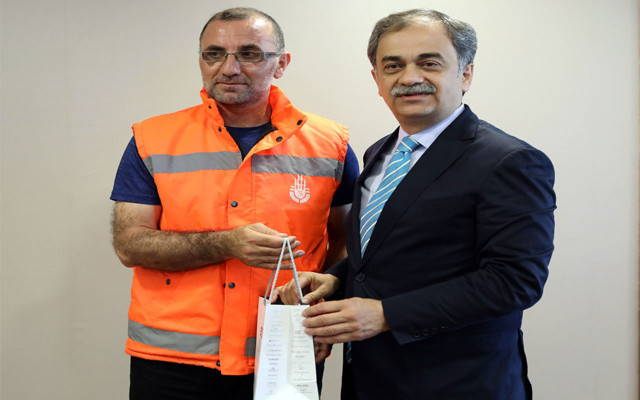 Yavru kediyi suni teneffüsle kurtaran belediye işçisi ödüllendirildi - Resim: 0