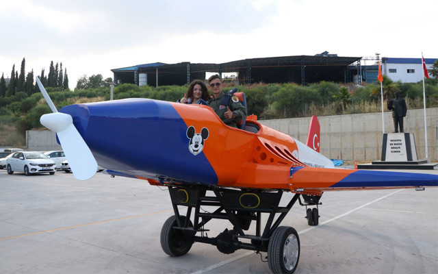 Liseli öğrenciler mezuniyet törenine kendi yaptıkları uçakla gittiler - Resim: 1