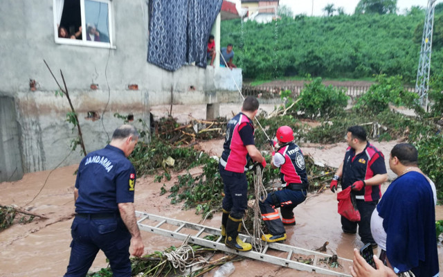 Zonguldak’ta dere taştı; evlerde mahsur kalanlar kurtarıldı, çalışmalar devam ediyor - Resim: 1