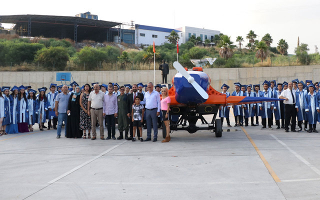 Liseli öğrenciler mezuniyet törenine kendi yaptıkları uçakla gittiler - Resim: 2